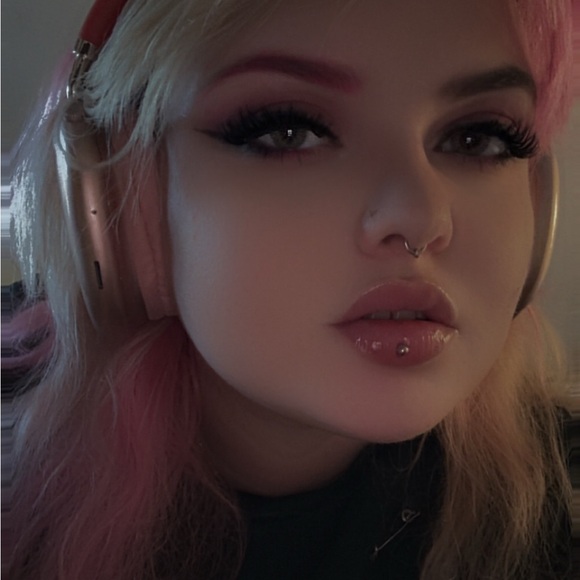 Meet your Posher, Alexis - Picture 1 of 1